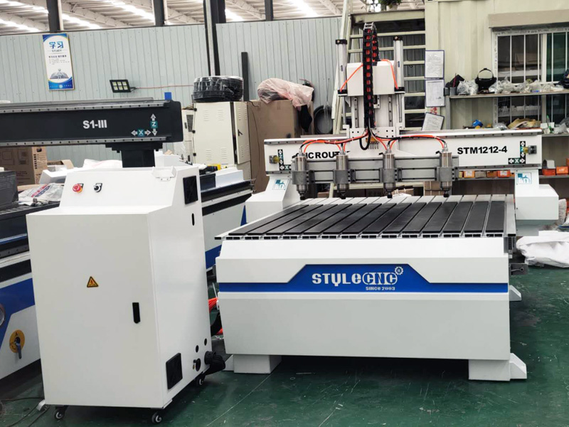 帶 4 個(gè)頭的多軸數(shù)控木工機(jī) 帶 4 個(gè)頭的多軸數(shù)控木工機(jī)