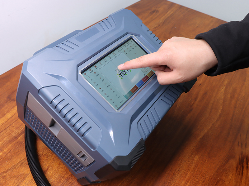 電池供電的便攜式手持光纖激光雕刻機(jī) 電池供電的便攜式手持光纖激光雕刻機(jī)