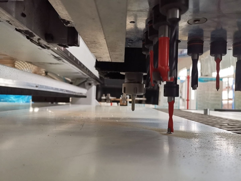 適用于板式家具的簡易自動換刀數(shù)控雕刻刻機(jī),配有排鉆 適用于板式家具的簡易自動換刀數(shù)控雕刻刻機(jī),配有排鉆