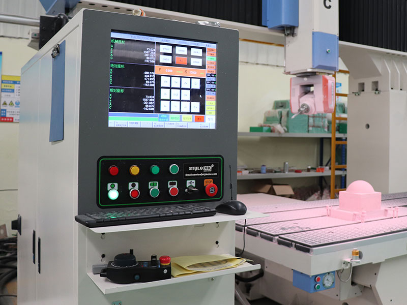 配備新代 控制系統(tǒng)的五軸數(shù)控雕刻機(jī)