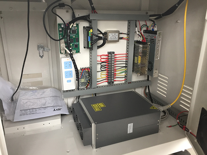 特價出售用于杯子和玻璃杯的旋轉(zhuǎn)光纖激光雕刻機