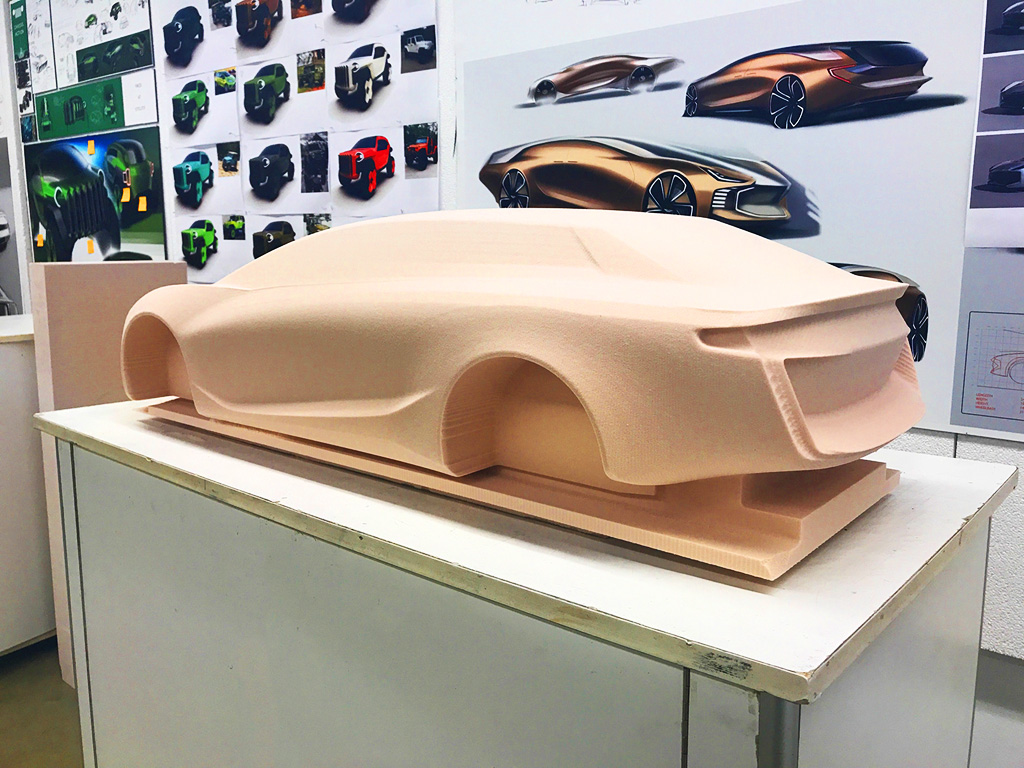 用于車身框架制造項目的五軸數(shù)控雕刻機機