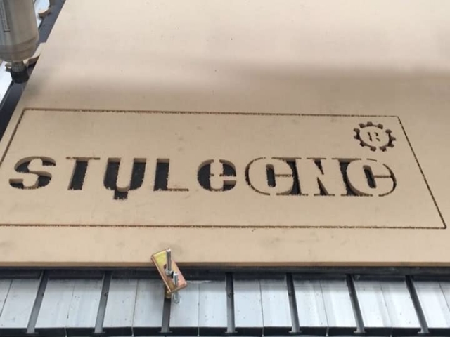 用于木質(zhì)標(biāo)牌切割項(xiàng)目的數(shù)控雕刻機(jī)