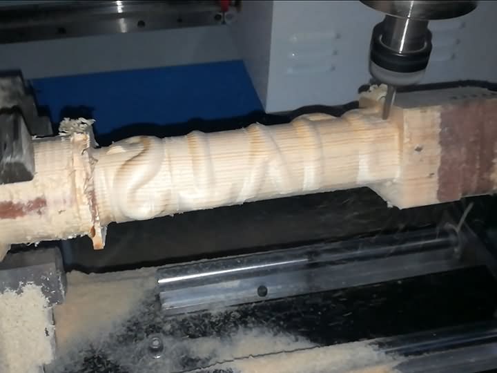 側(cè)面帶四軸旋轉(zhuǎn)的數(shù)控雕刻機的木制樣品