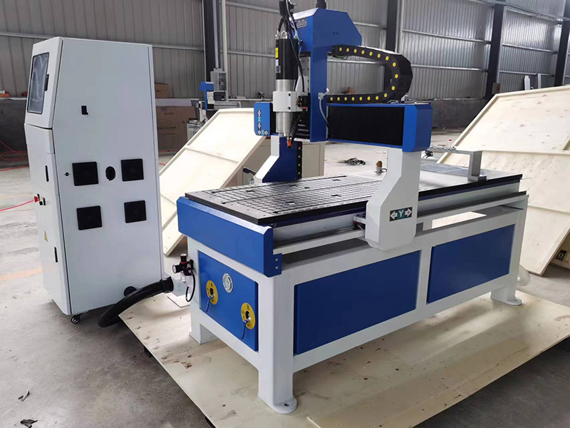 適合家庭使用的帶換刀裝置的小型臺式數控雕刻機