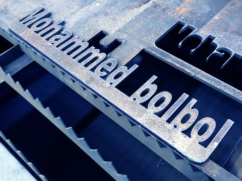 工業(yè)數(shù)控等離子切割工作臺(tái)，配備 Hypertherm 等離子切割機(jī)